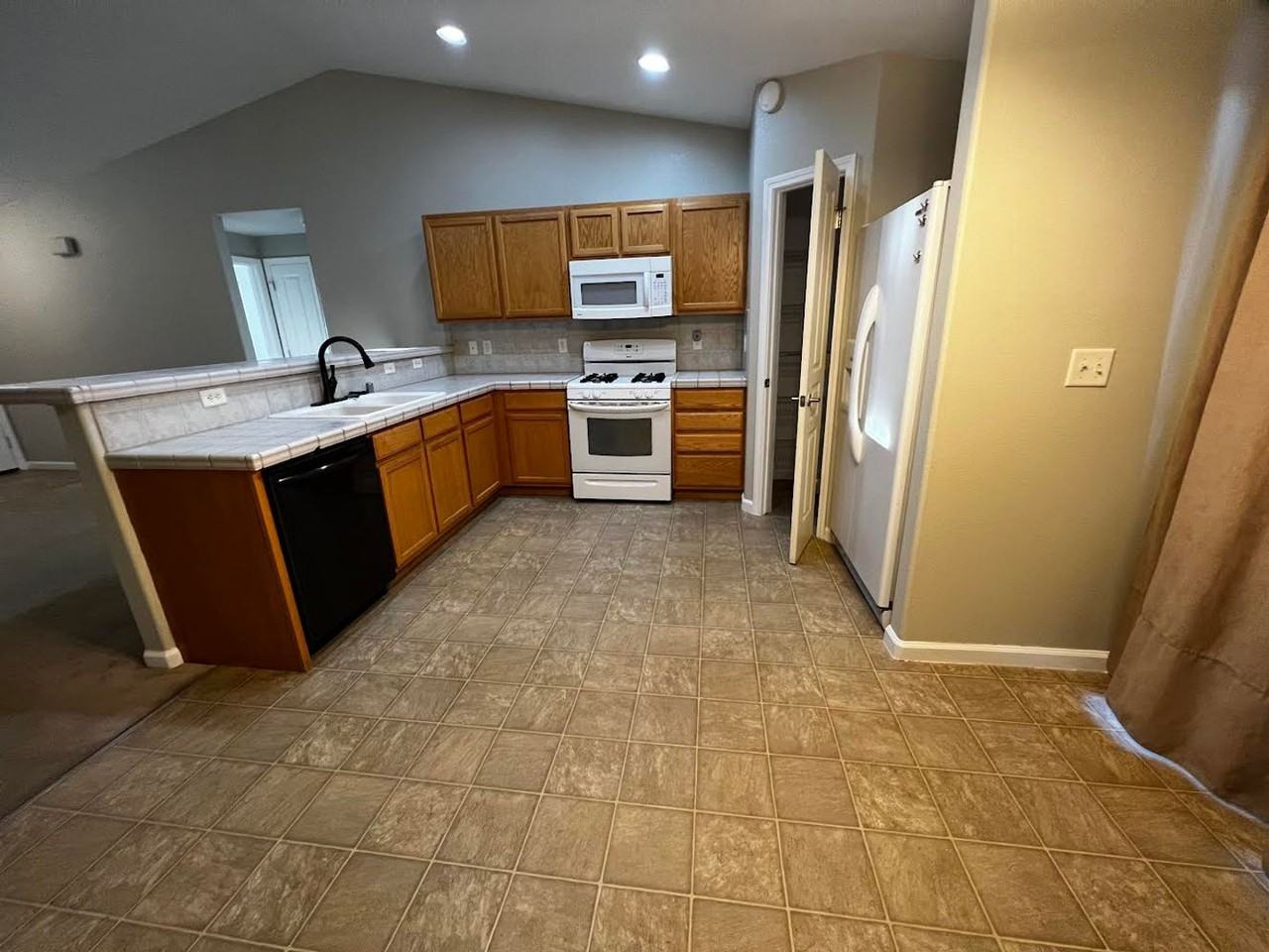 2596 Elizabeth Pkwy - Photo 2 of 10