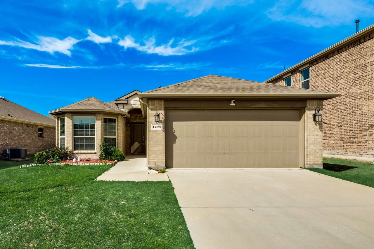 1203 Freestone Dr - Photo 2 of 16