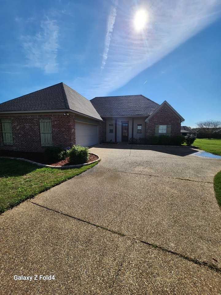 1020 Trinity Dr - Photo 2 of 11