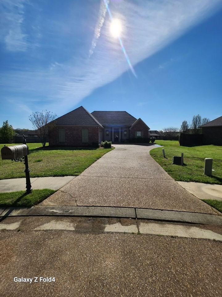 1020 Trinity Dr - Photo 3 of 11