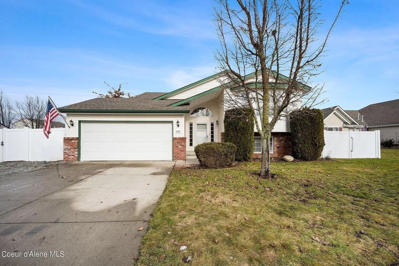 2937 W Strawberry Ln - Photo 2 of 29