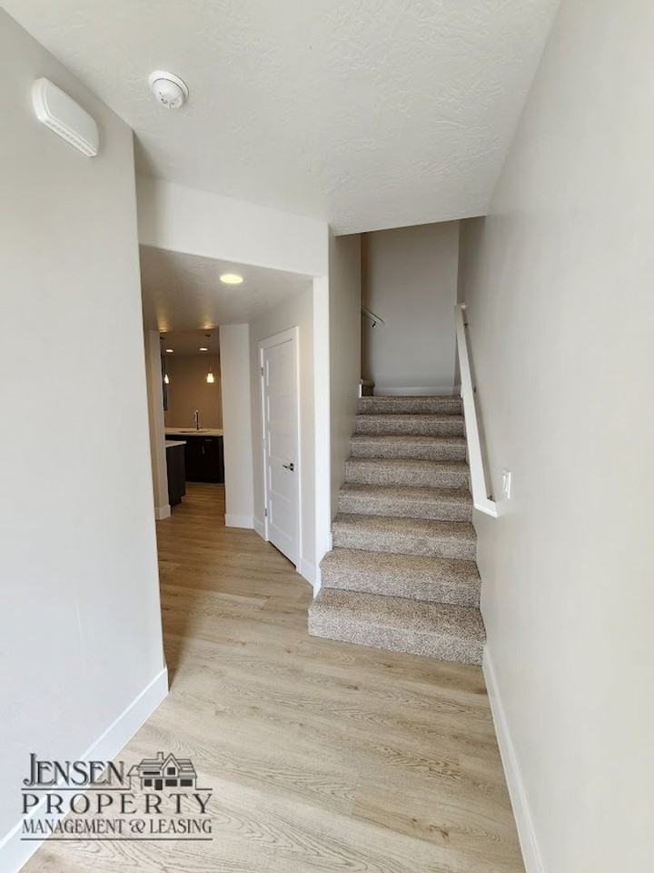 657 E Elmbrook Dr - Photo 3 of 27