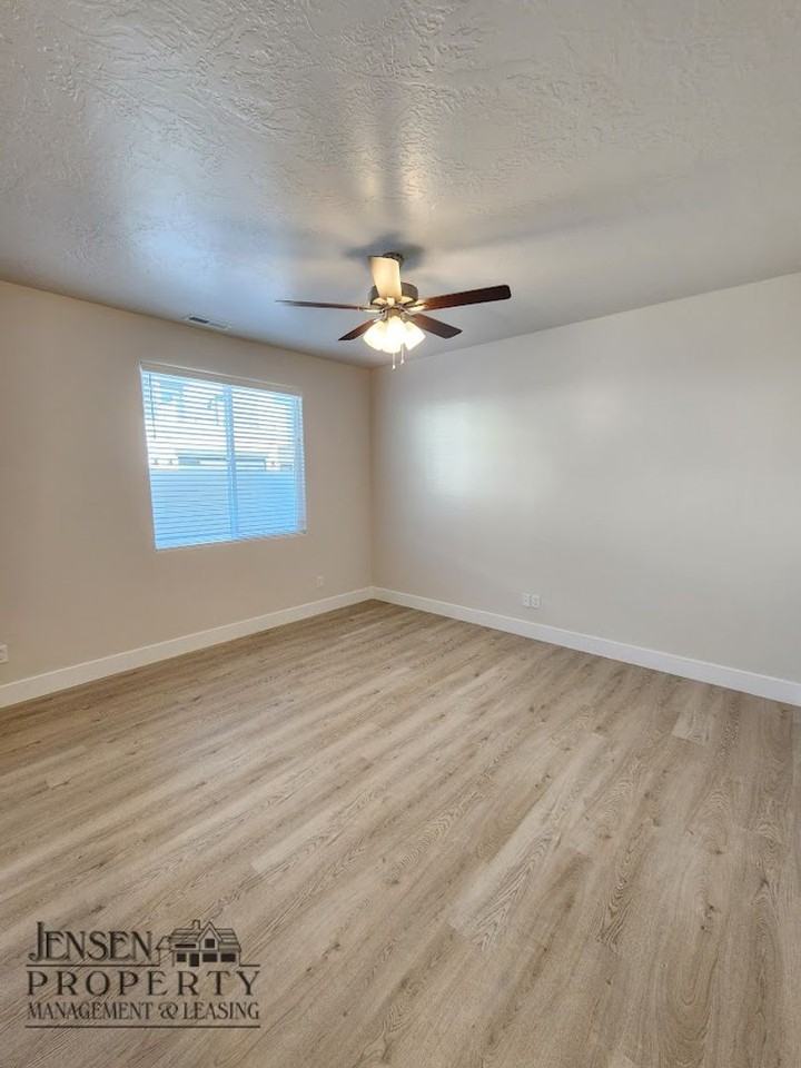 657 E Elmbrook Dr - Photo 4 of 27