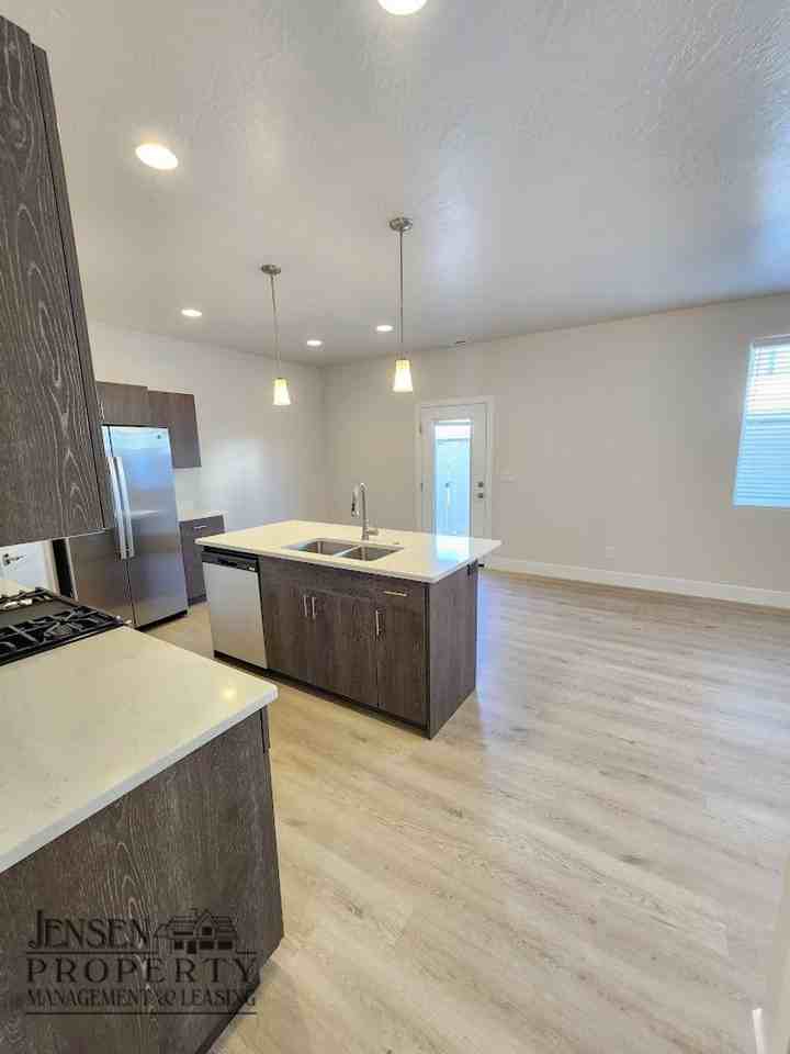 657 E Elmbrook Dr - Photo 7 of 27