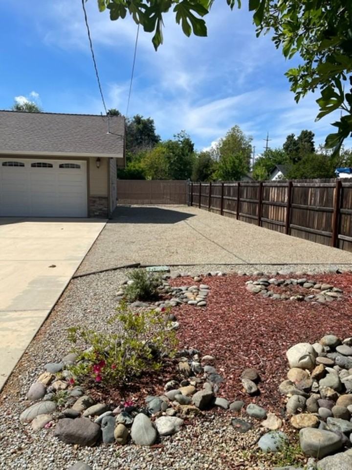 1031 Dusty Ln - Photo 3 of 23
