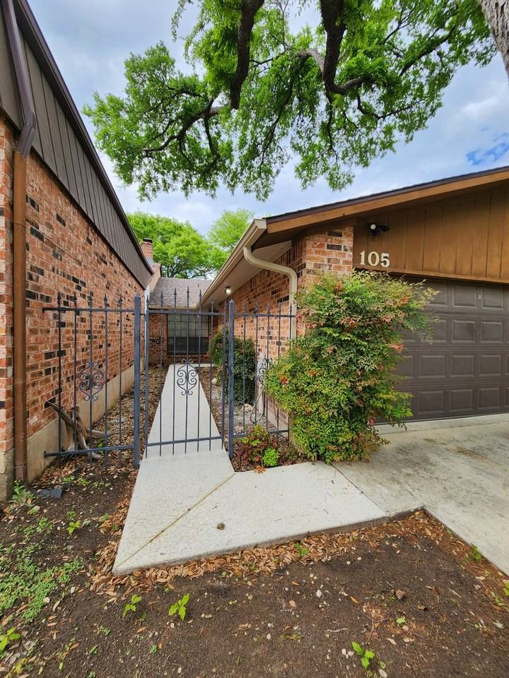 105 E Tanglewood Dr - Photo 2 of 40