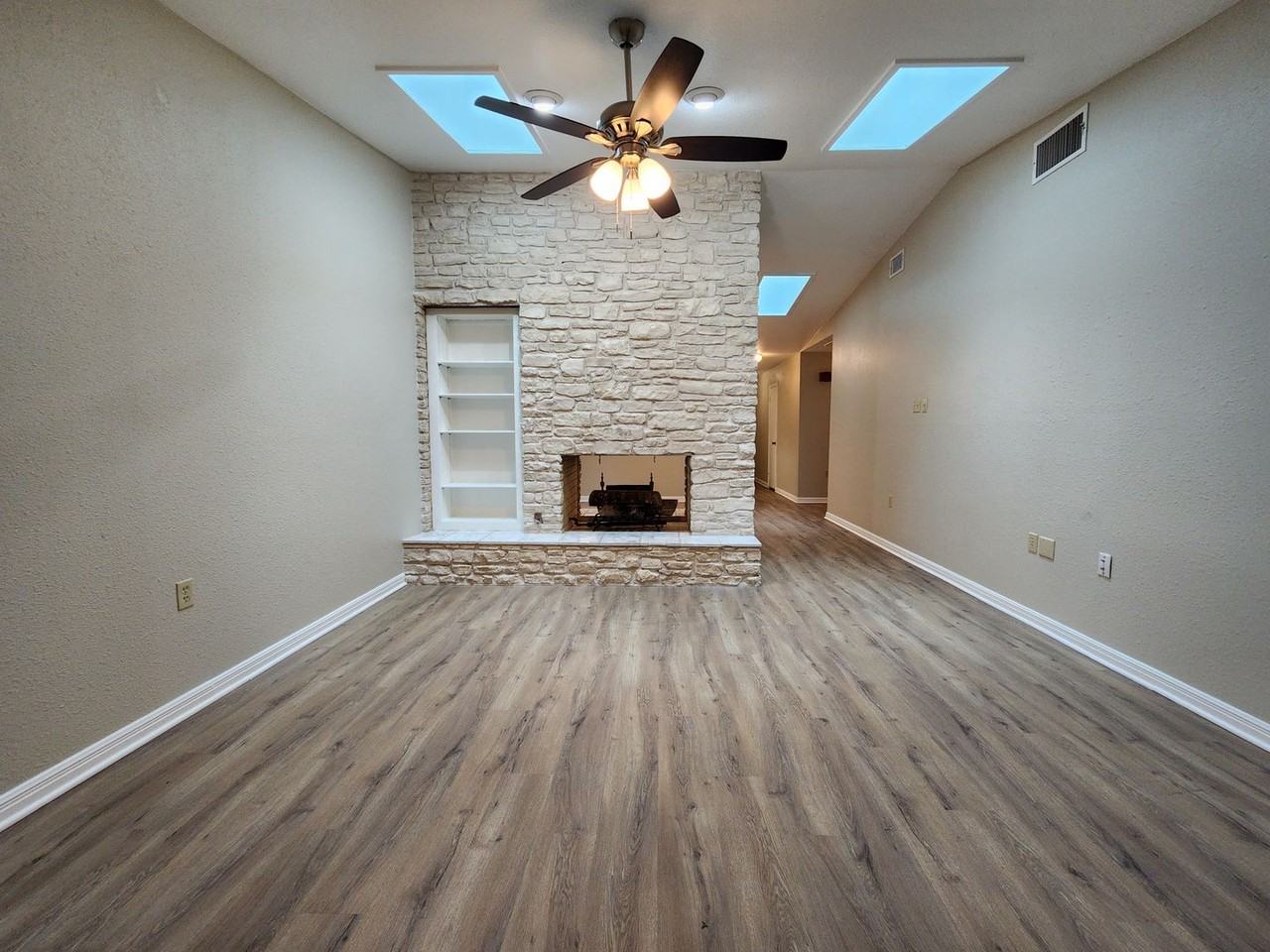 105 E Tanglewood Dr - Photo 3 of 40