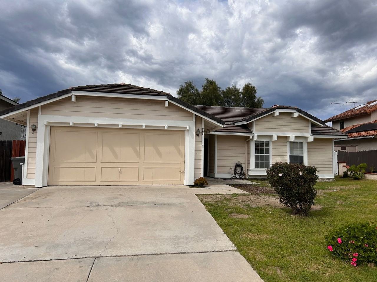 885 Pinewood Dr - Photo 2 of 14