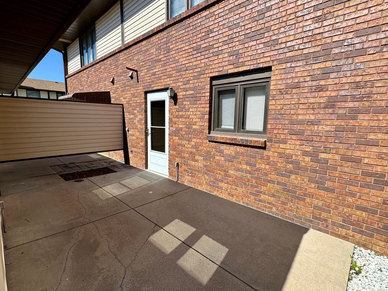 7604 W Rio Rd - Photo 2 of 16