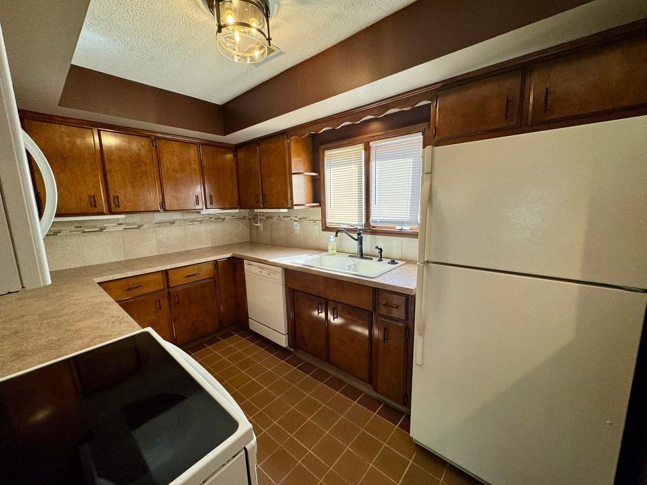 7604 W Rio Rd - Photo 3 of 16