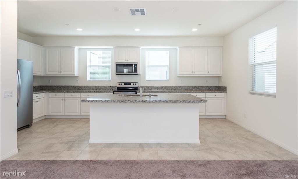 906 E 3rd St - Photo 3 of 10