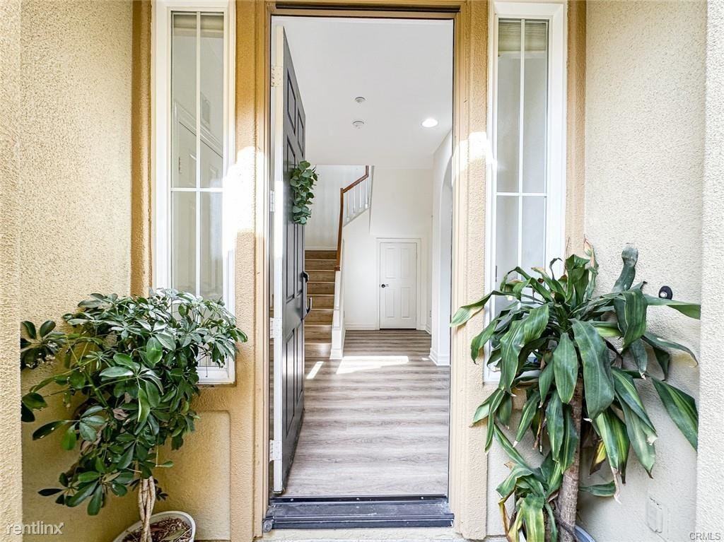 26 Paseo Vis - Photo 2 of 10