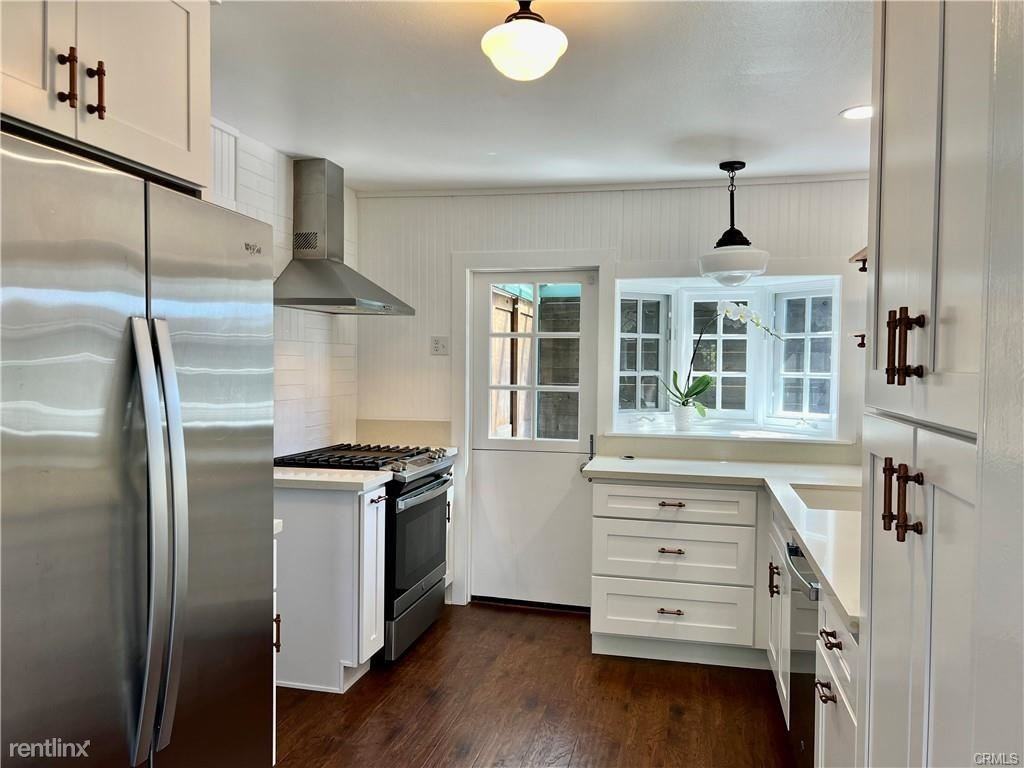 561 Seaview St - Photo 2 of 11