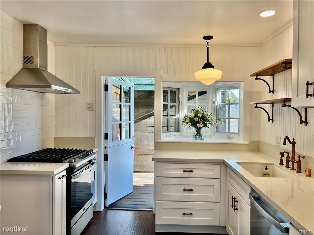 561 Seaview St - Photo 3 of 11