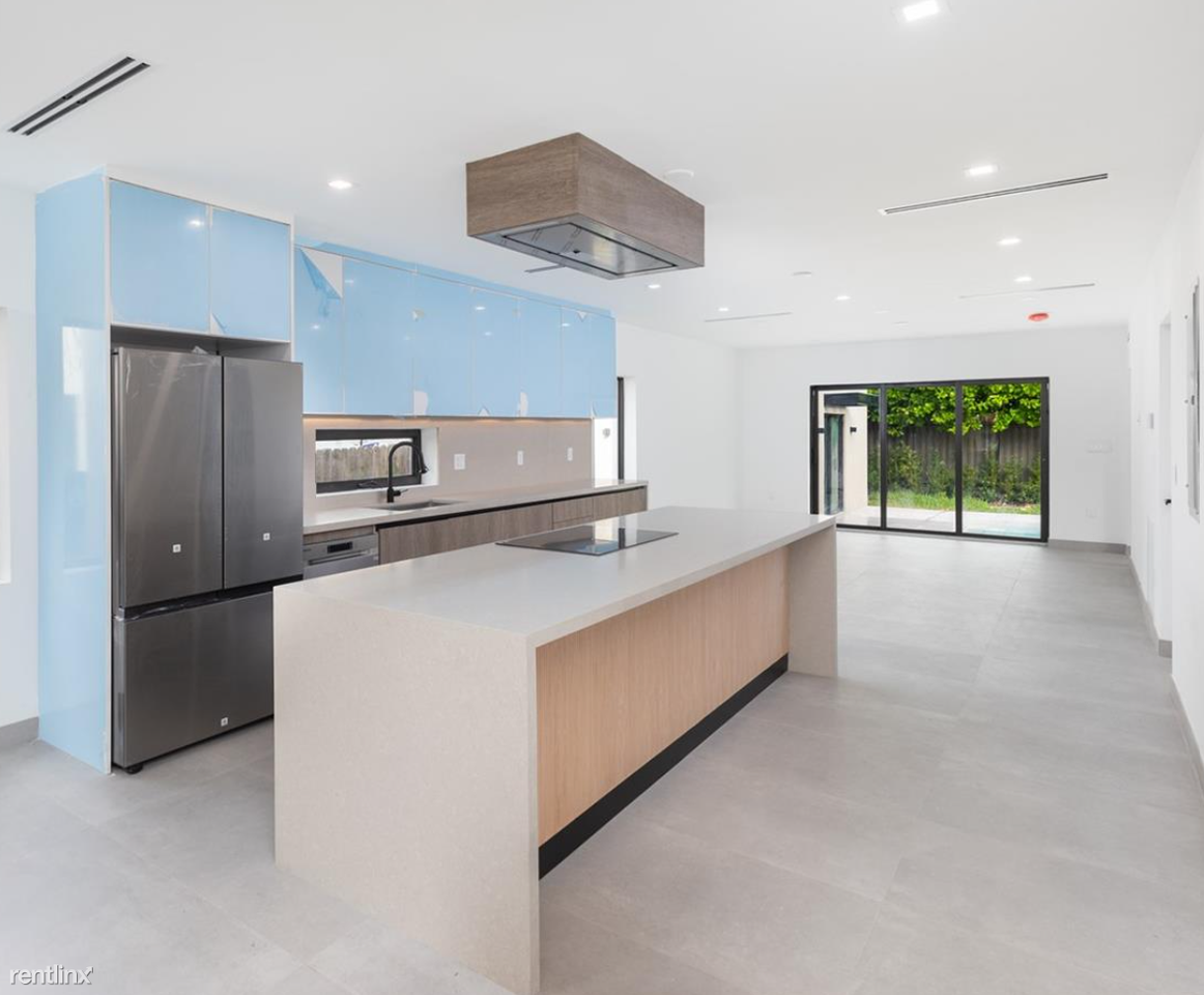 2453 Sw 23rd St - Photo 2 of 4