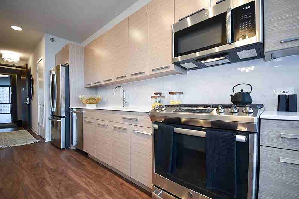 727 W Madison St - Photo 3 of 18