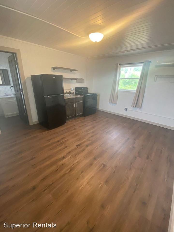 907 South Broadway - Photo 2 of 4