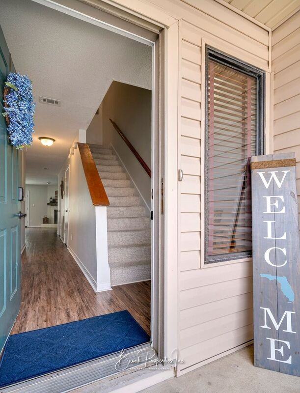 911 Brookside Ct - Photo 4 of 37