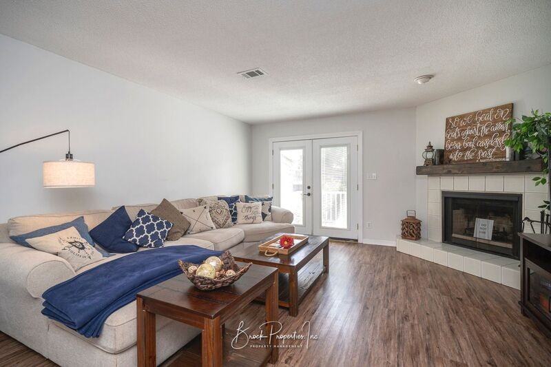 911 Brookside Ct - Photo 5 of 37