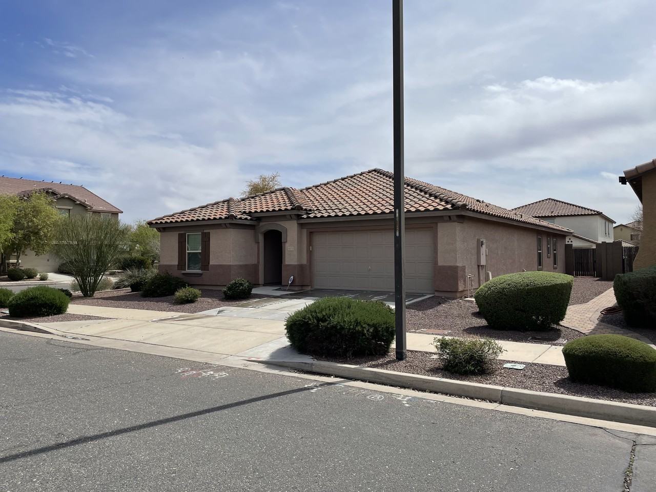 15715 W Shaw Butte Dr - Photo 3 of 35