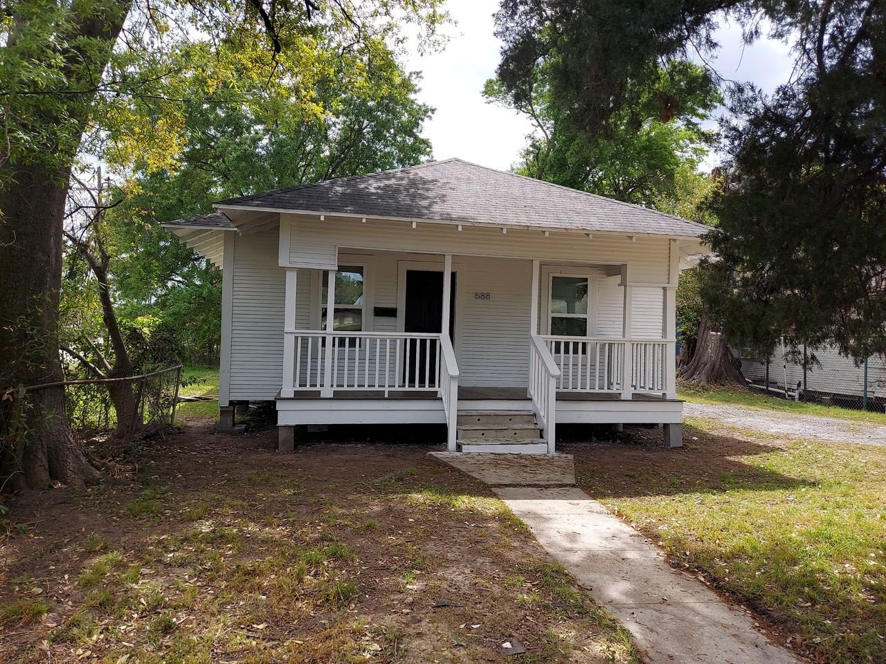 688 Lee St - Photo 2 of 13