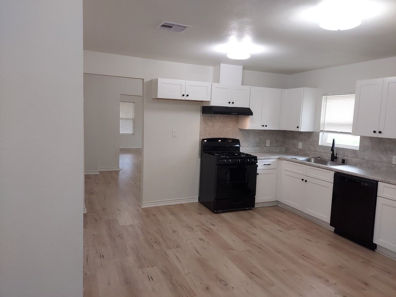 688 Lee St - Photo 3 of 13