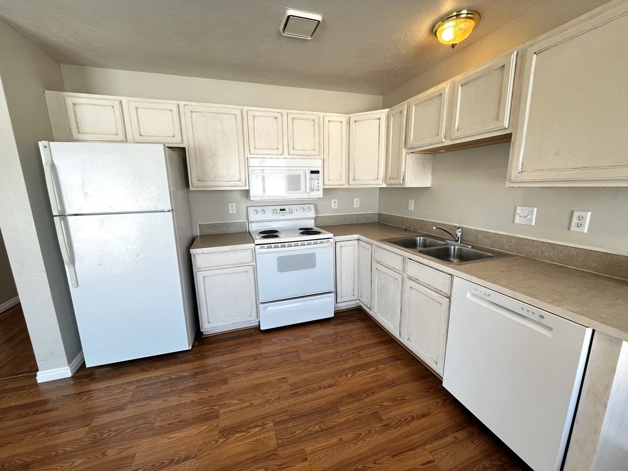 3530 Greenfield Dr - Photo 3 of 16