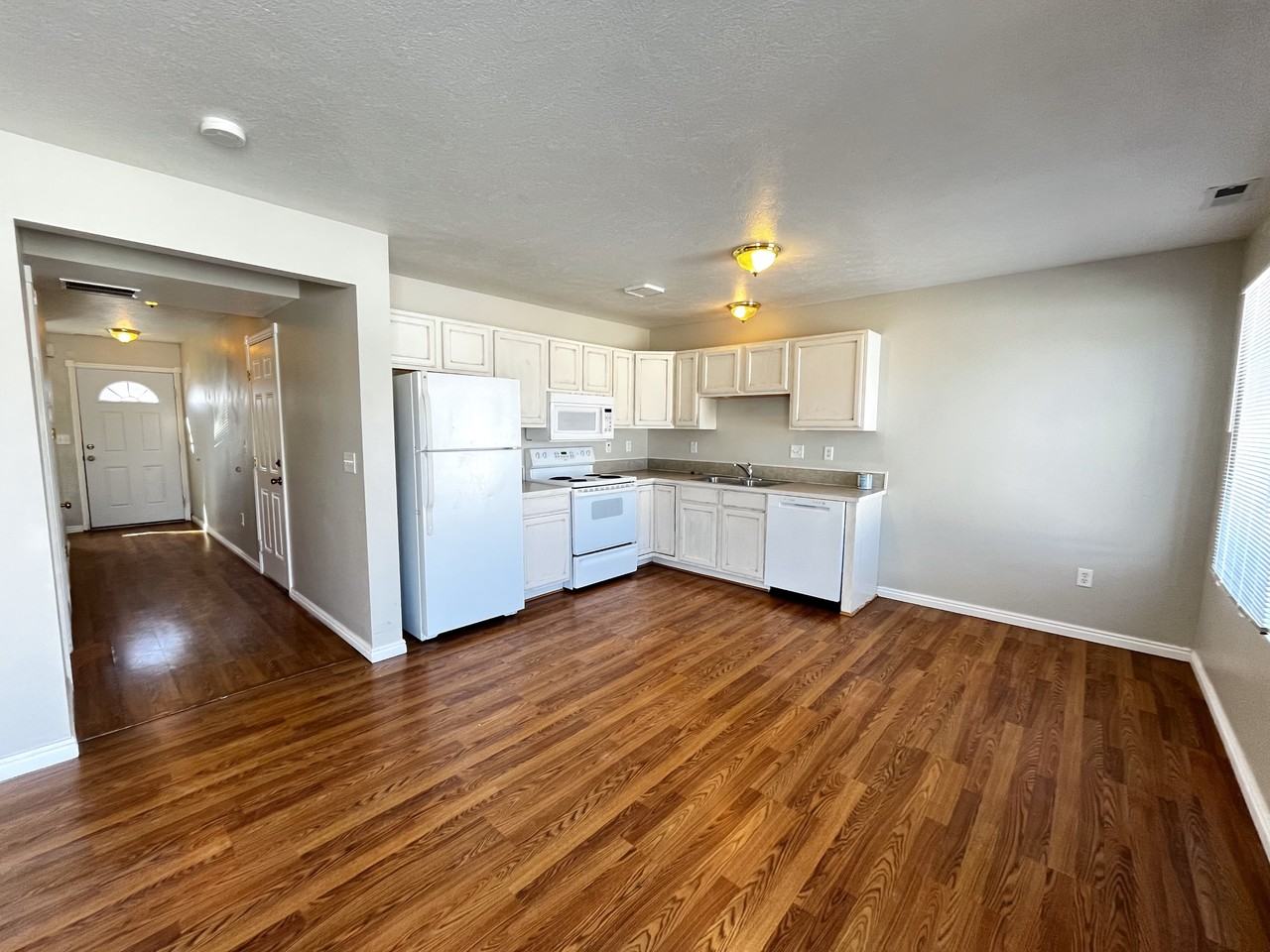 3530 Greenfield Dr - Photo 4 of 16