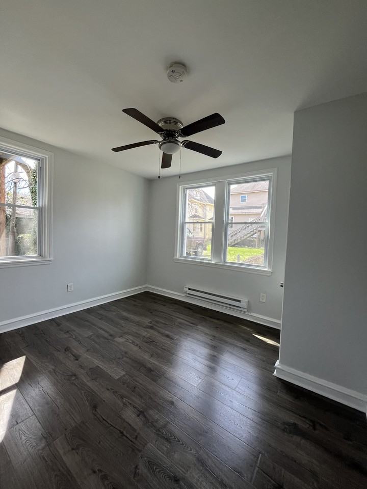 212 N Maryland Ave - Photo 2 of 4