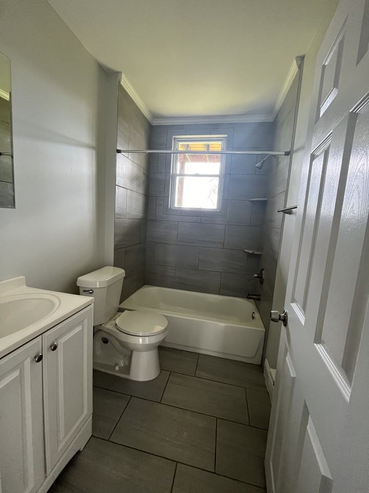 212 N Maryland Ave - Photo 3 of 4