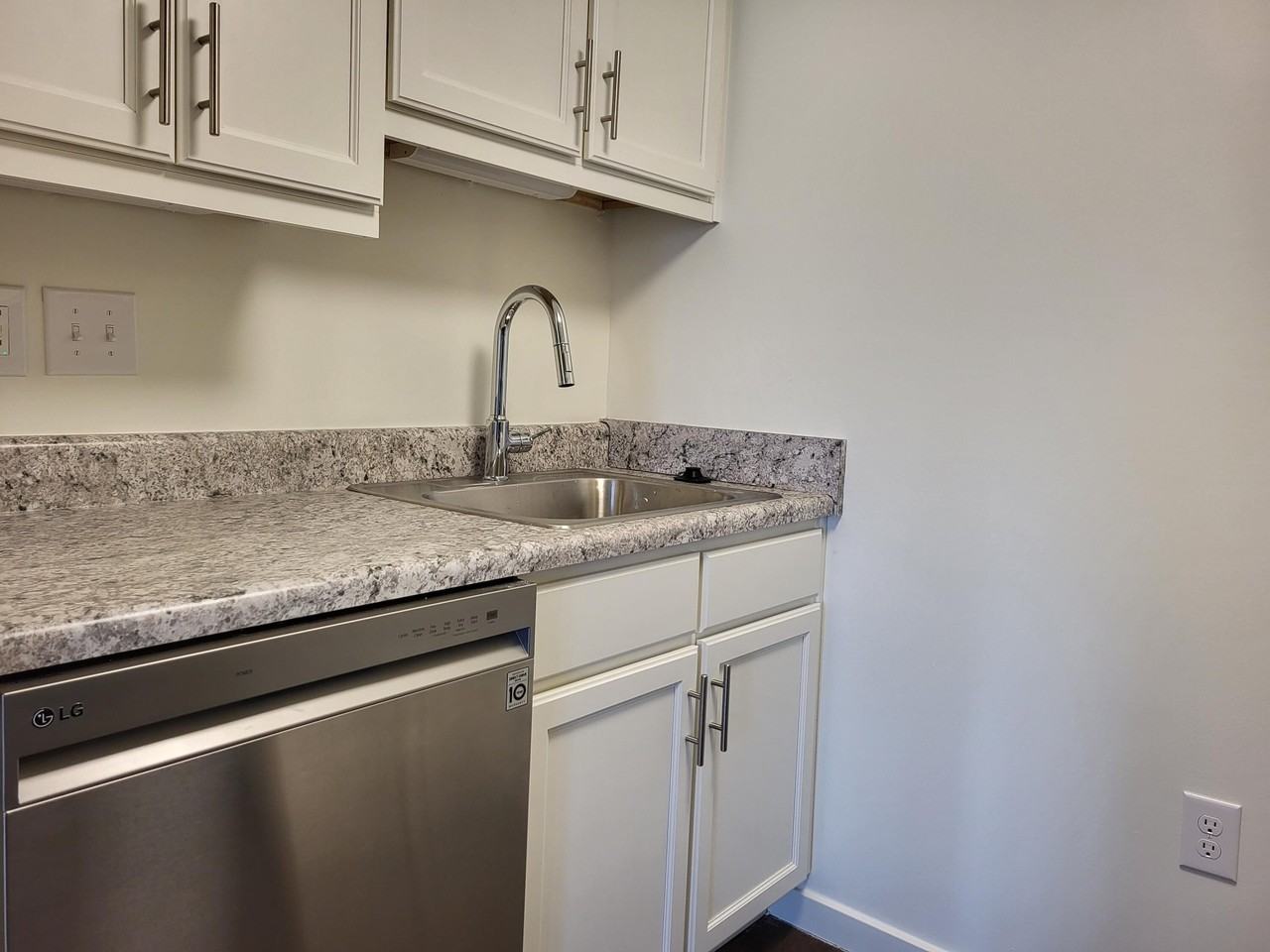 601 Orange Ave Ne - Photo 5 of 17