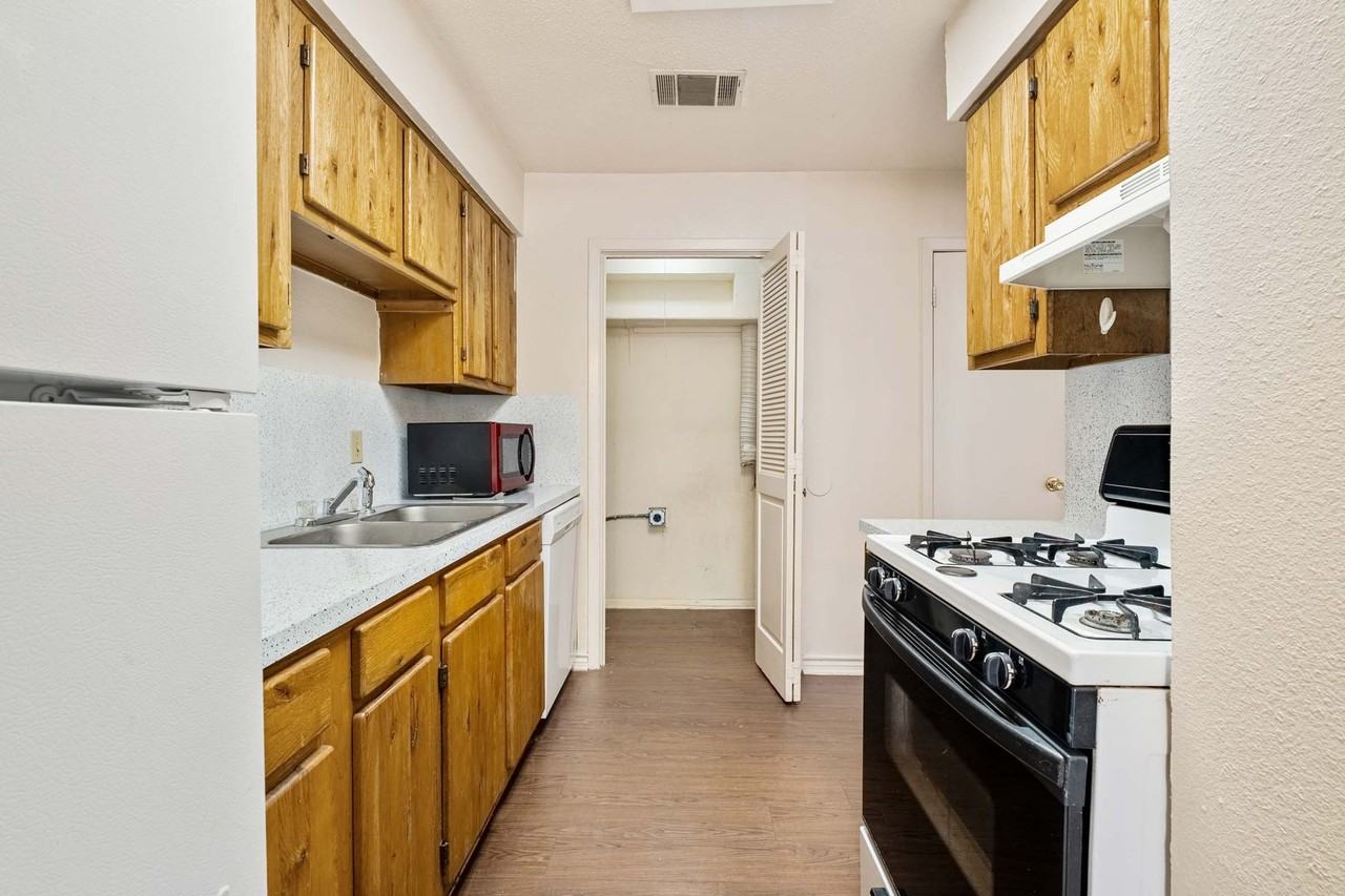 115 S Frio St #I - Photo 6 of 37