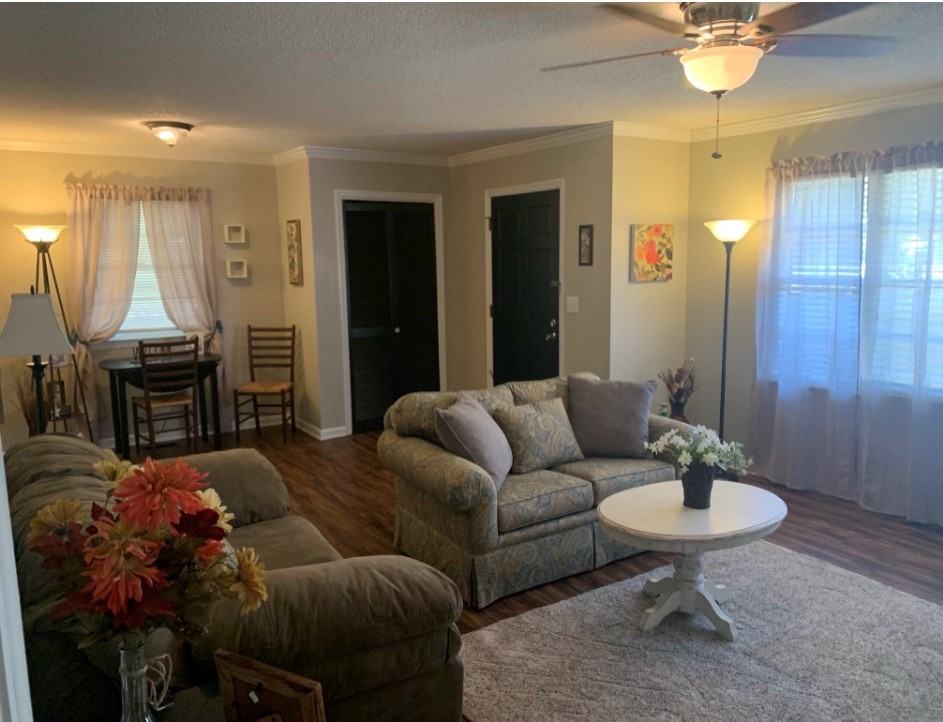 302 S Maple St - Photo 2 of 4