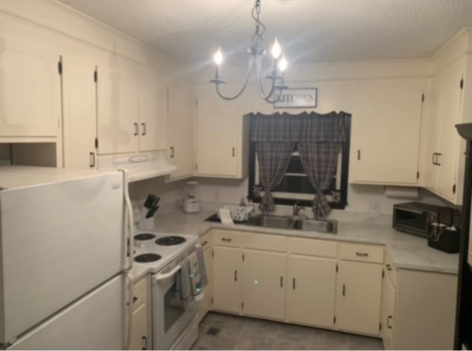 302 S Maple St - Photo 3 of 4