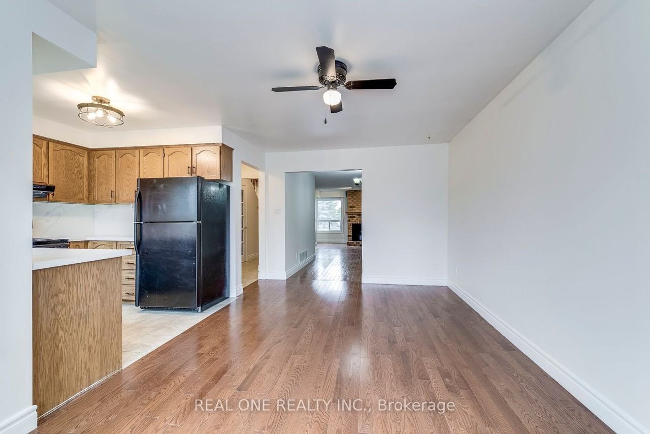 1030 Runnymead Crescent - Photo 2 of 9