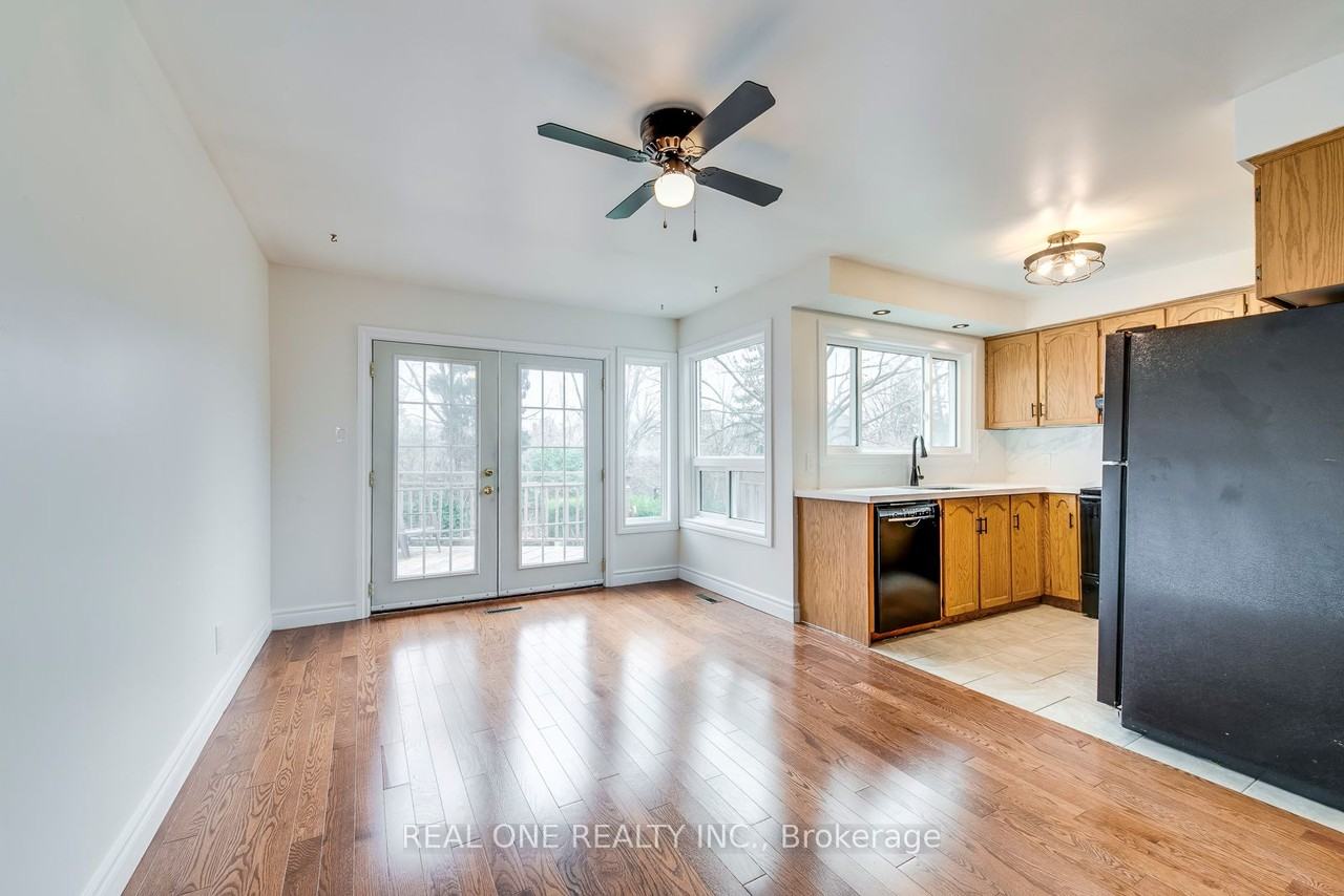 1030 Runnymead Crescent - Photo 3 of 9