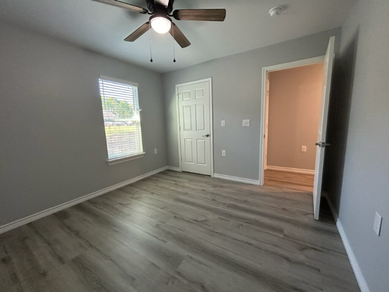 411 Godfrey St - Photo 6 of 11