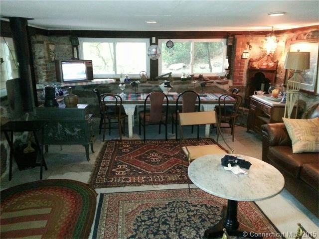 337 Kitemaug Rd - Photo 3 of 10