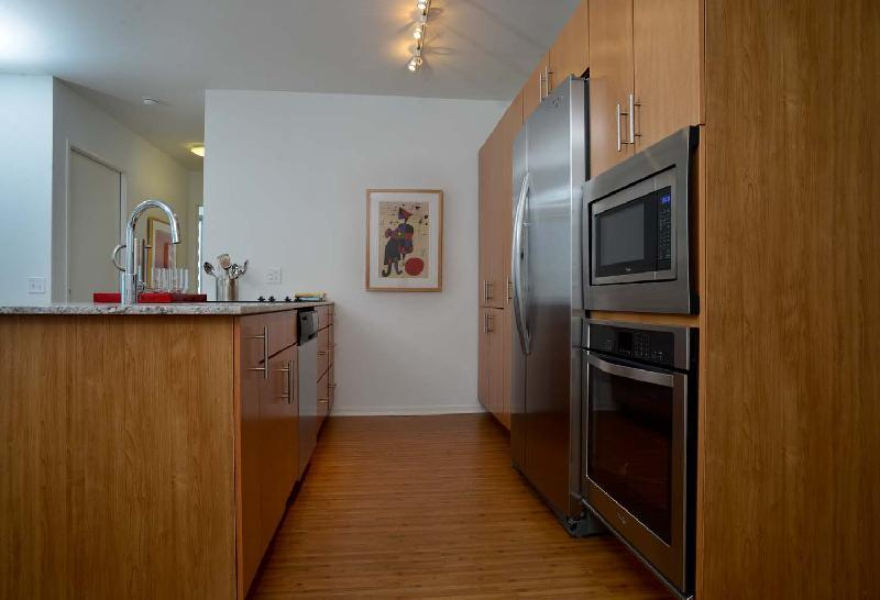 190 E Illinois St - Photo 5 of 17