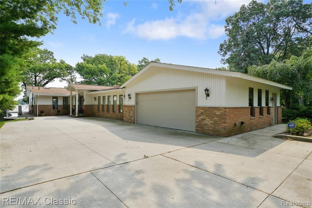 1735 Dell Rose Drive - Photo 2 of 17