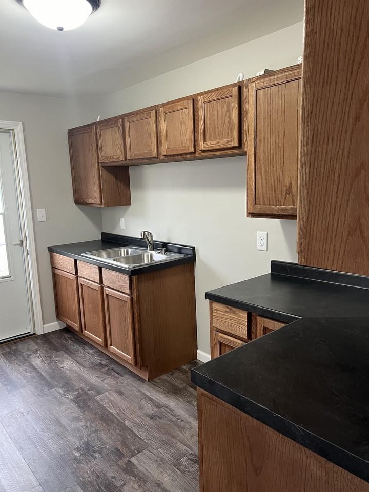 Shadoway Dr. Apt - Photo 2 of 10