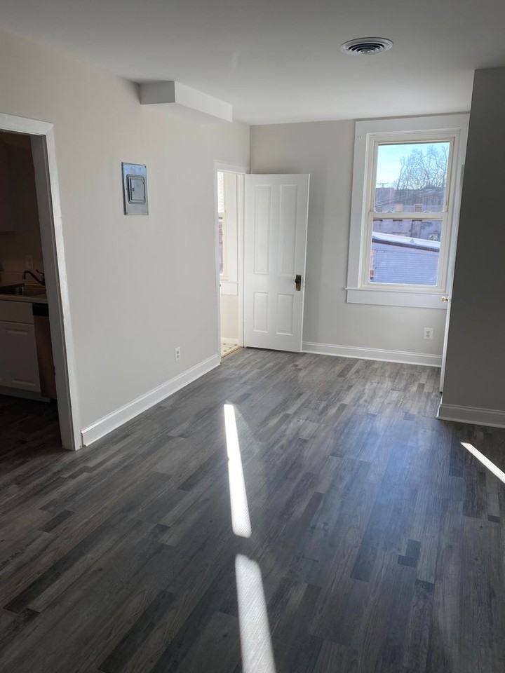 22 Bloomsbury Ave - Photo 2 of 10
