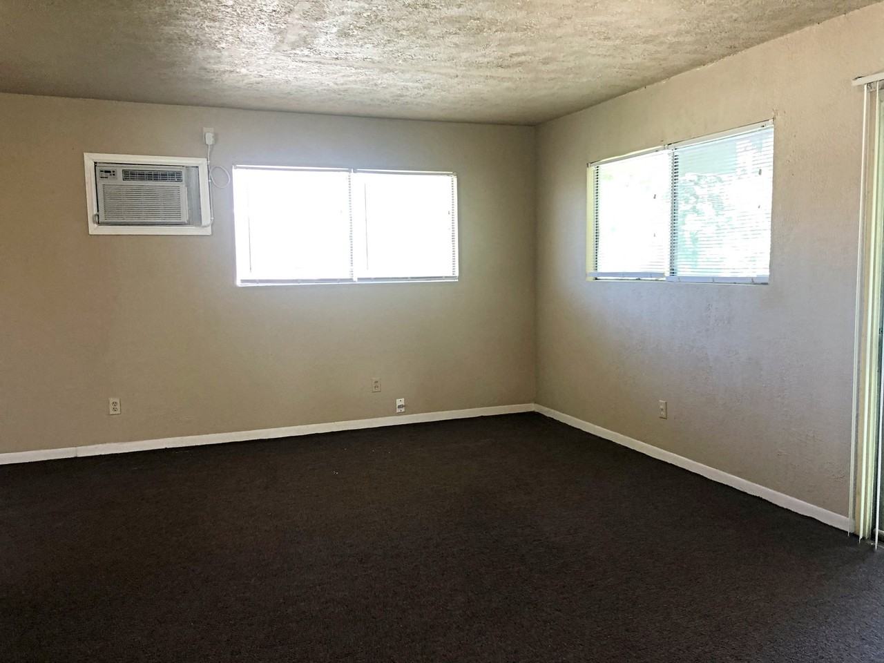 735 Rosedale Dr - Photo 2 of 5