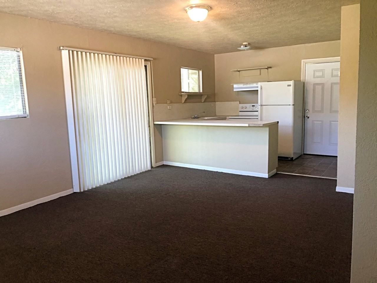 735 Rosedale Dr - Photo 3 of 5