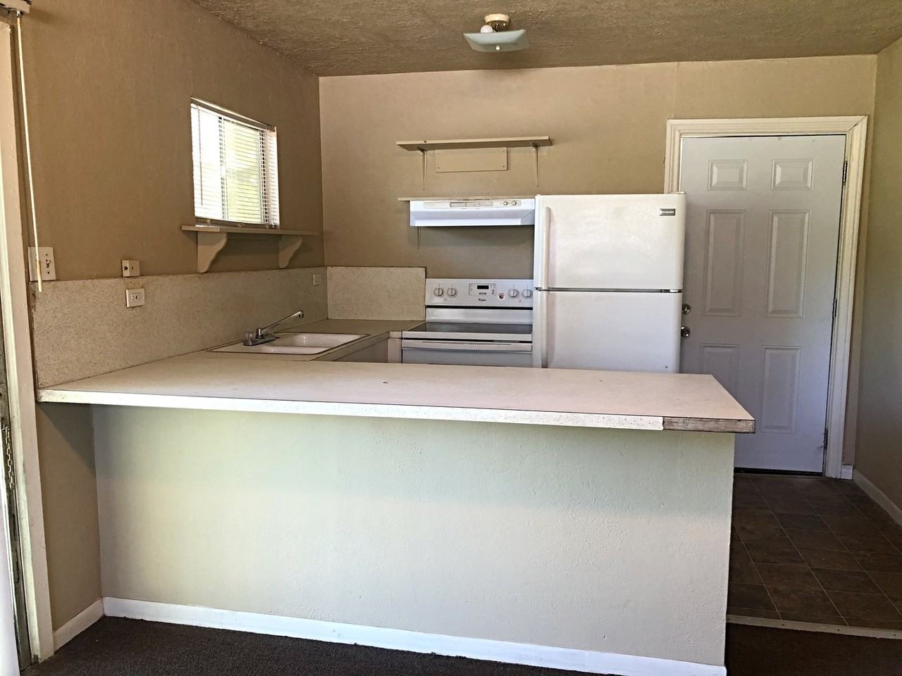 735 Rosedale Dr - Photo 4 of 5