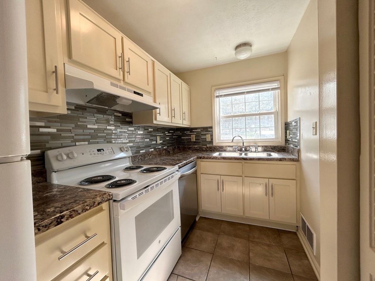 180 Chalfont Lane - Photo 3 of 12