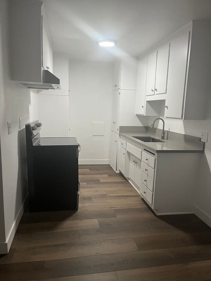 887 Glenway Drive - Photo 4 of 10