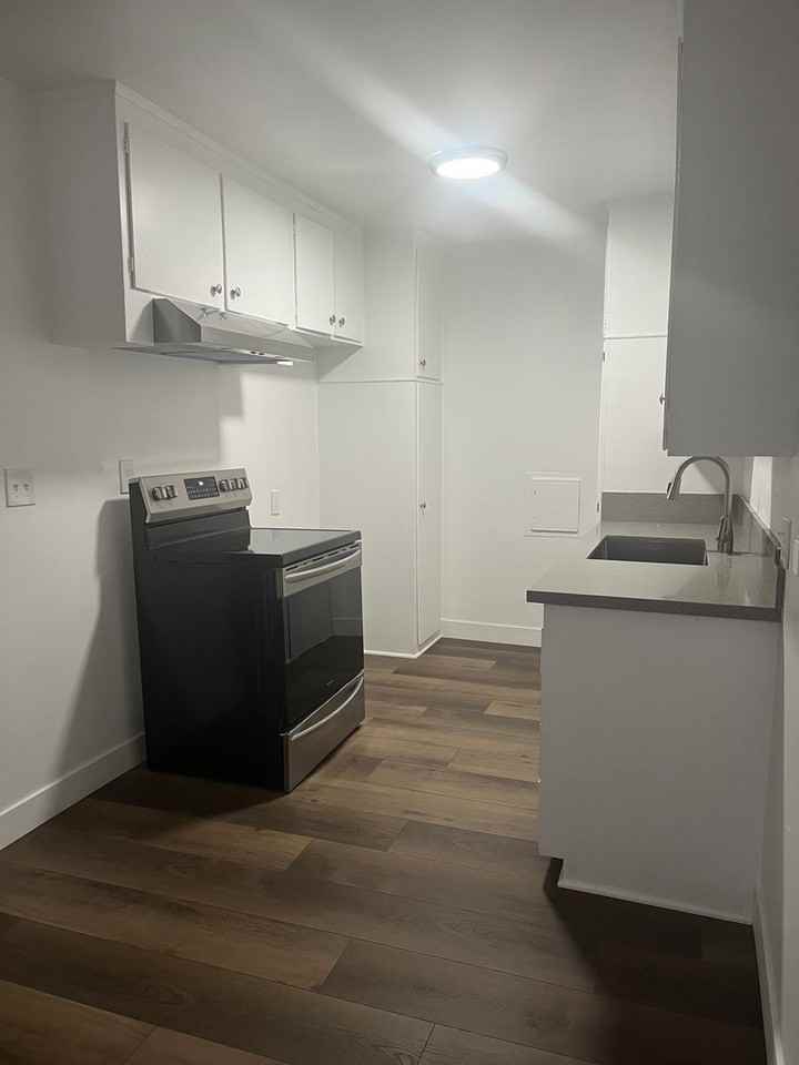 887 Glenway Drive - Photo 5 of 10