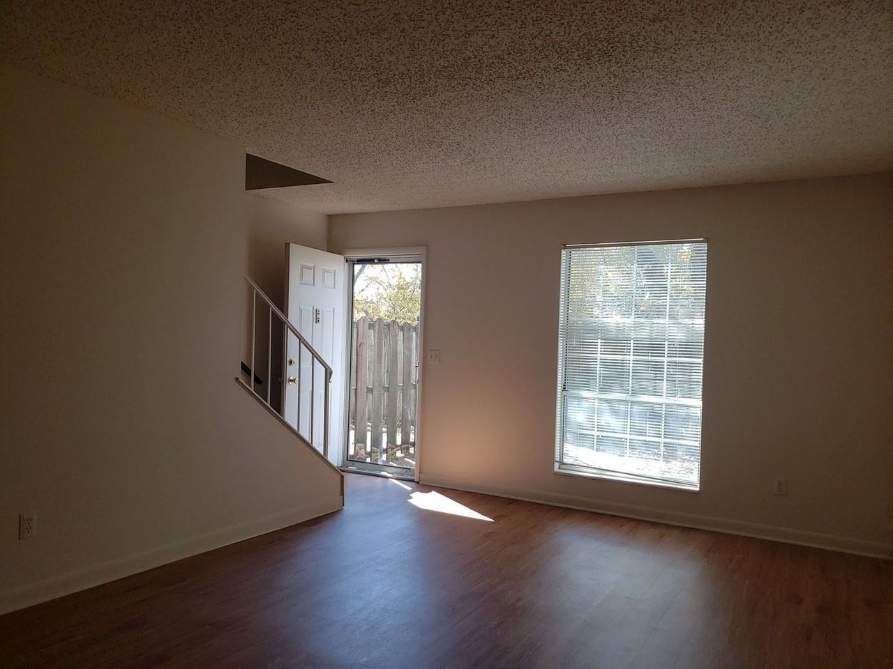 214 Yelton Ct - Photo 2 of 6