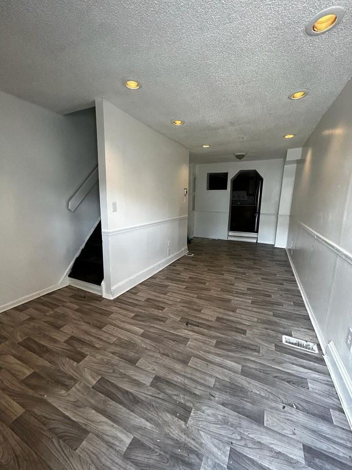 1071 Diamond St - Photo 3 of 11